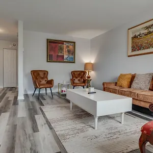 Chic Urban Escape In Appartement